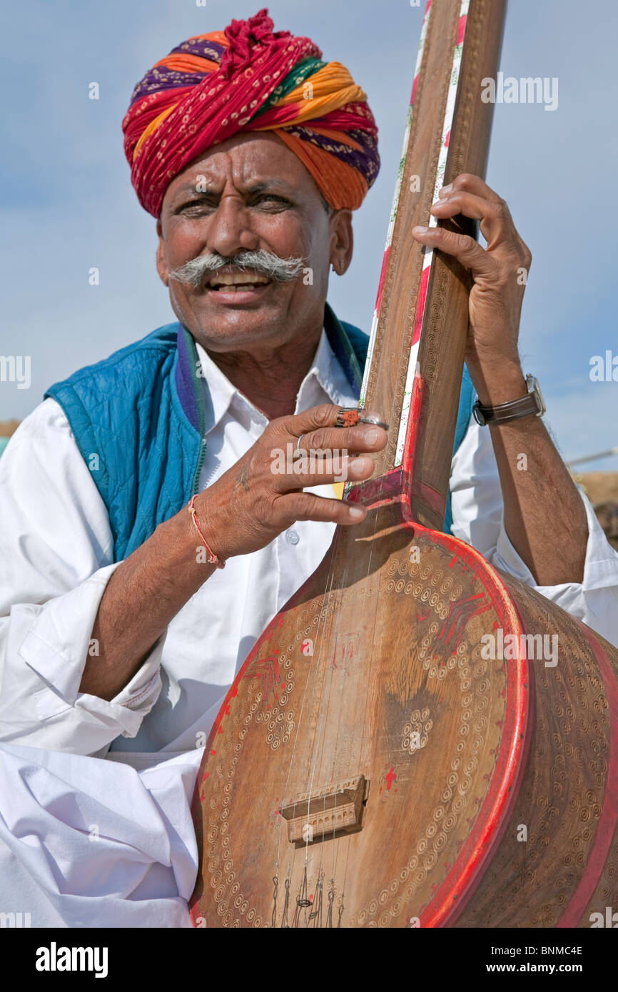 Indian man playing the tanpura. Khuri village. Rajasthan. India Stock