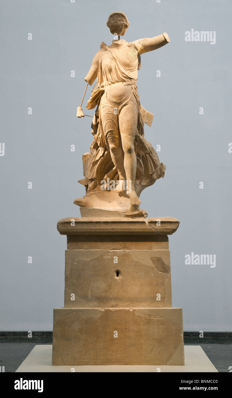 Udøve sport Dokument Hofte The Nike of Paionios atop her inscribed base in the Archaeological Museum  of ancient Olympia Stock Photo - Alamy
