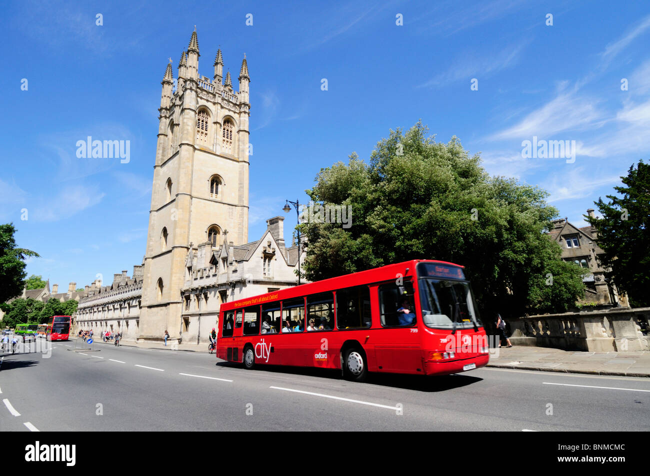 An Oxford City bus passing the Great Tower at Magdalen College, Oxford, England, UK Stock Photo