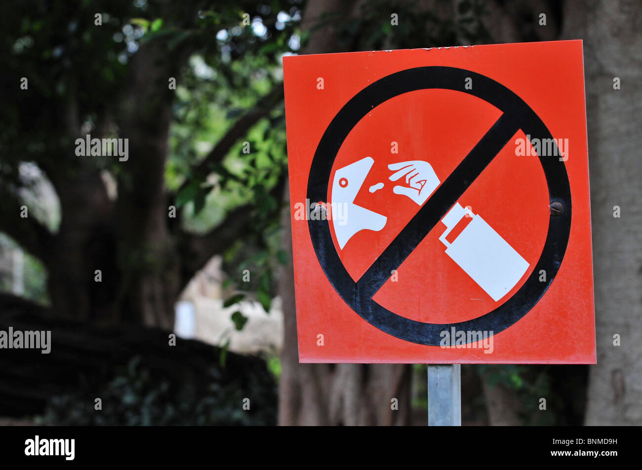 Graphic Don't Feed the Animals sign in a zoo Stock Photo Alamy