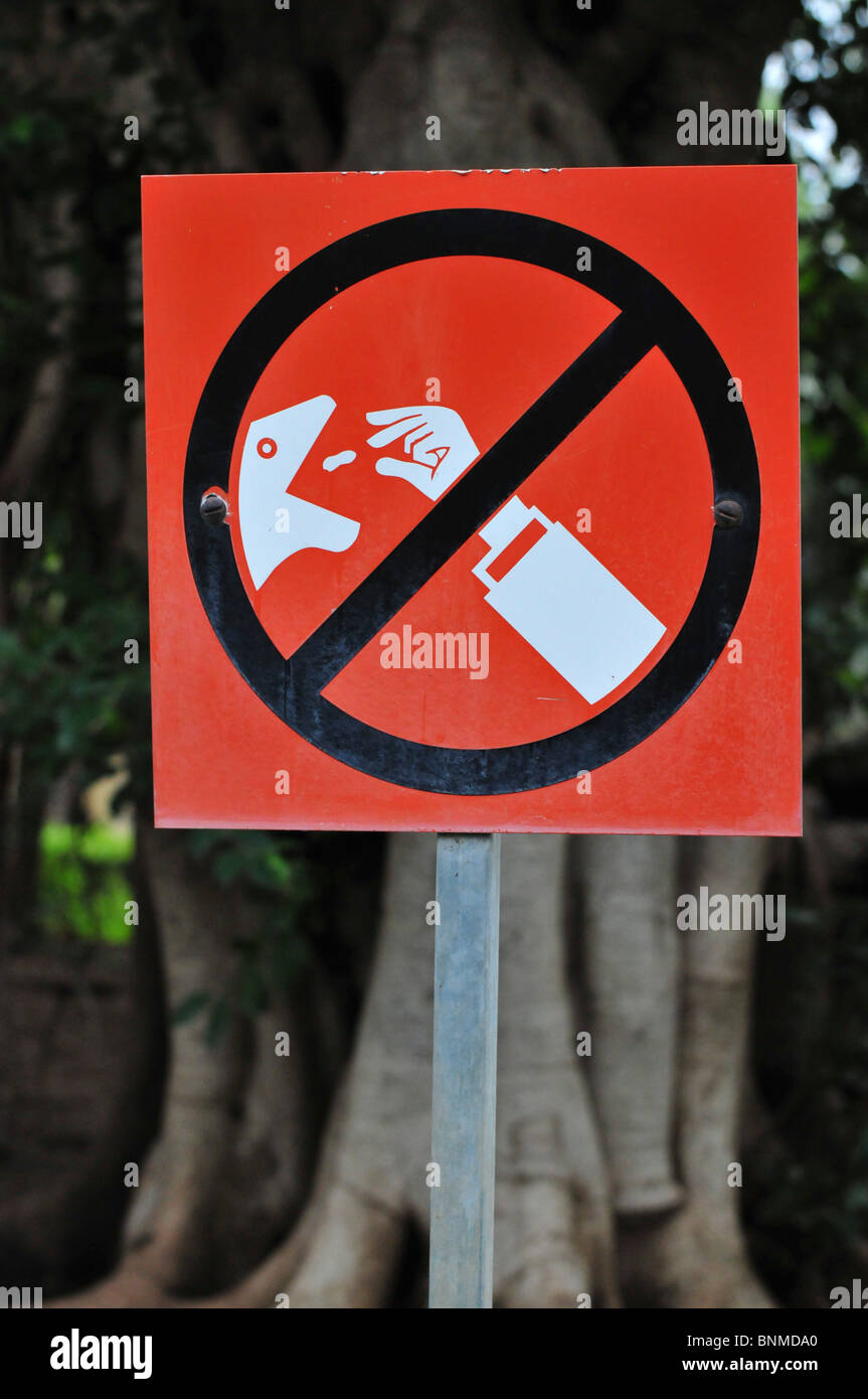 Graphic Don't Feed the Animals sign in a zoo Stock Photo Alamy