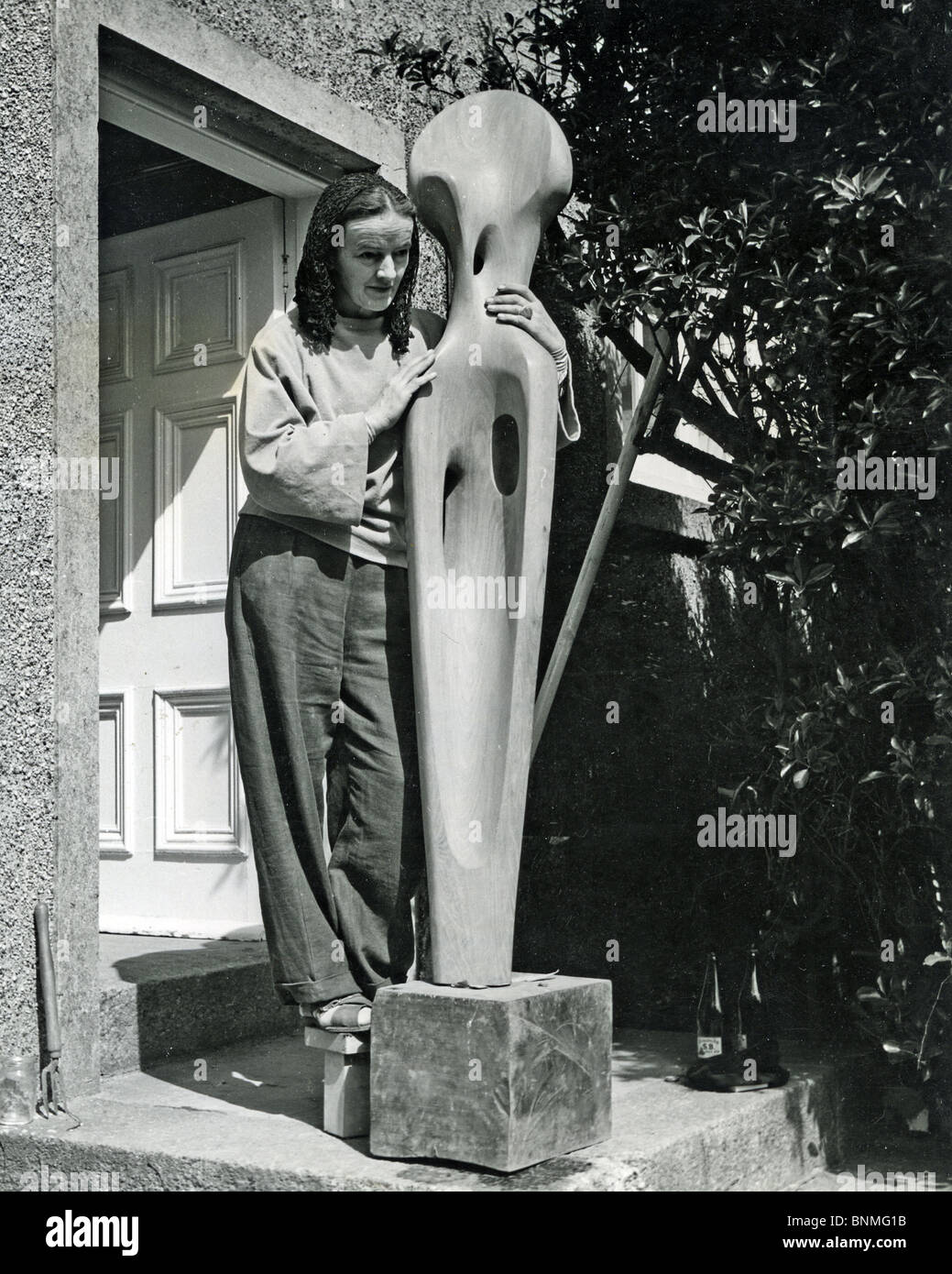 Barbara Hepworth ( 1903 - 1975 ) Barbara Hepworth ( 1903 - 1975 )