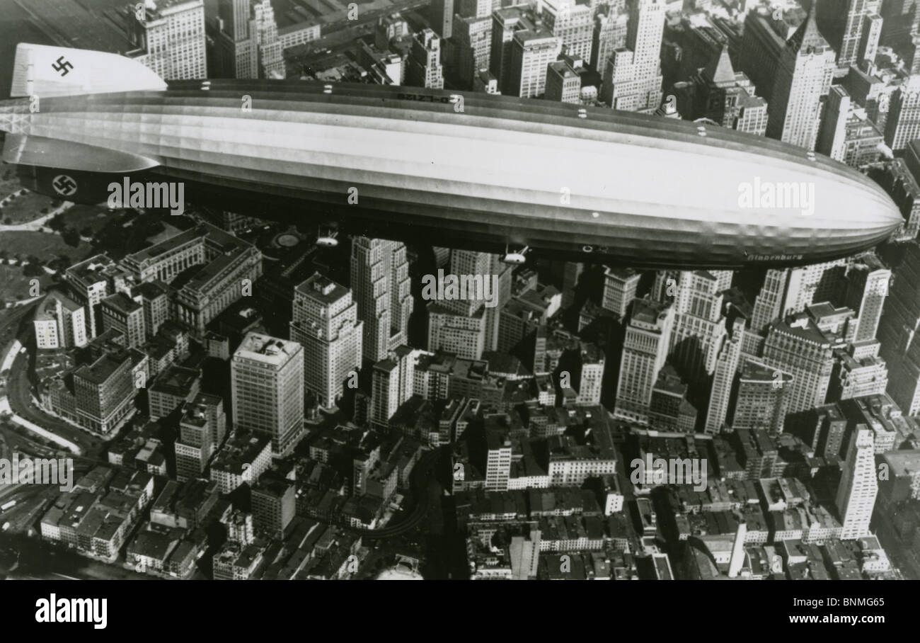 THE HINDENBURGH Zeppelin airship over New York in 1937 Stock Photo
