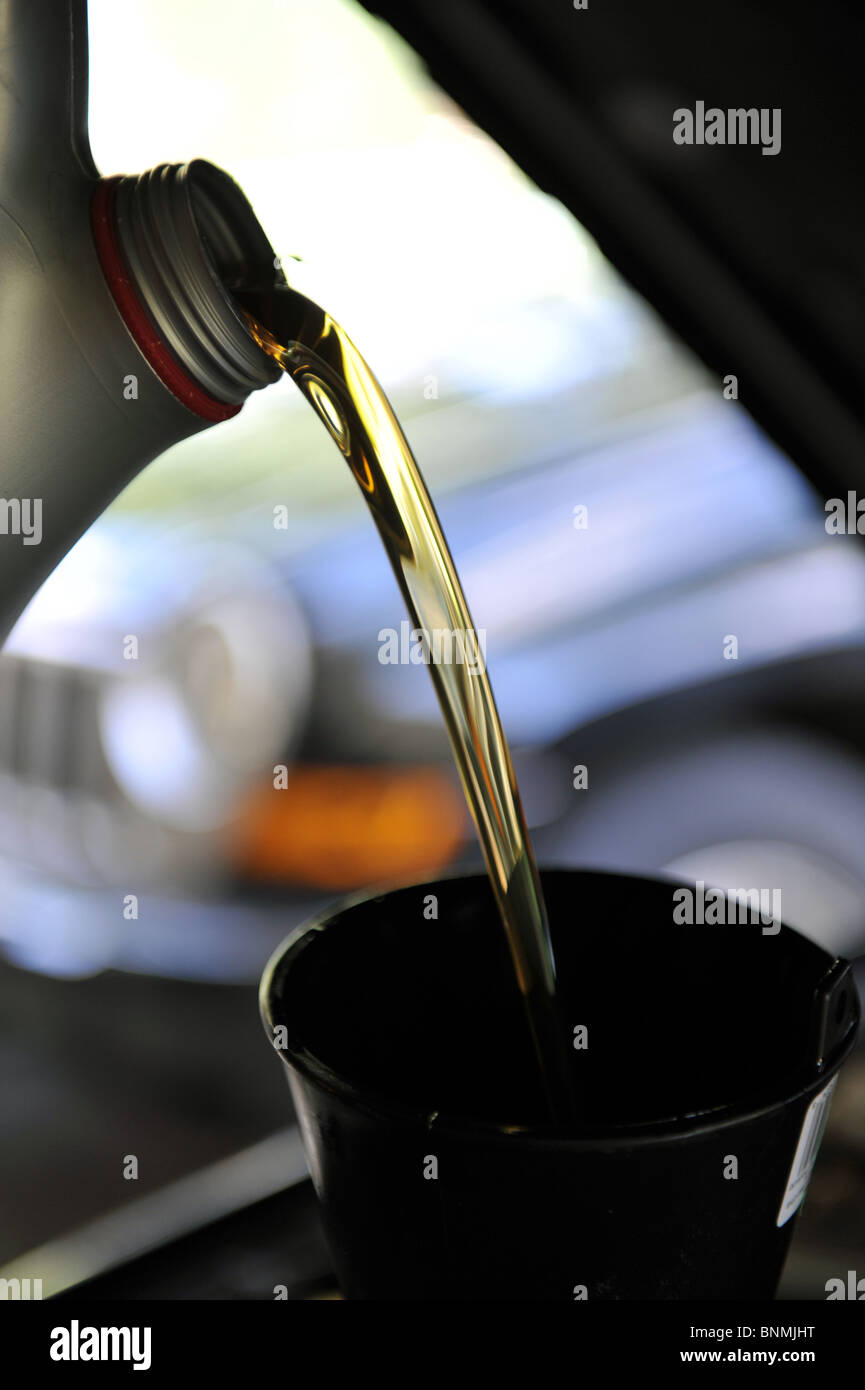 Vehicle oil hires stock photography and images Alamy