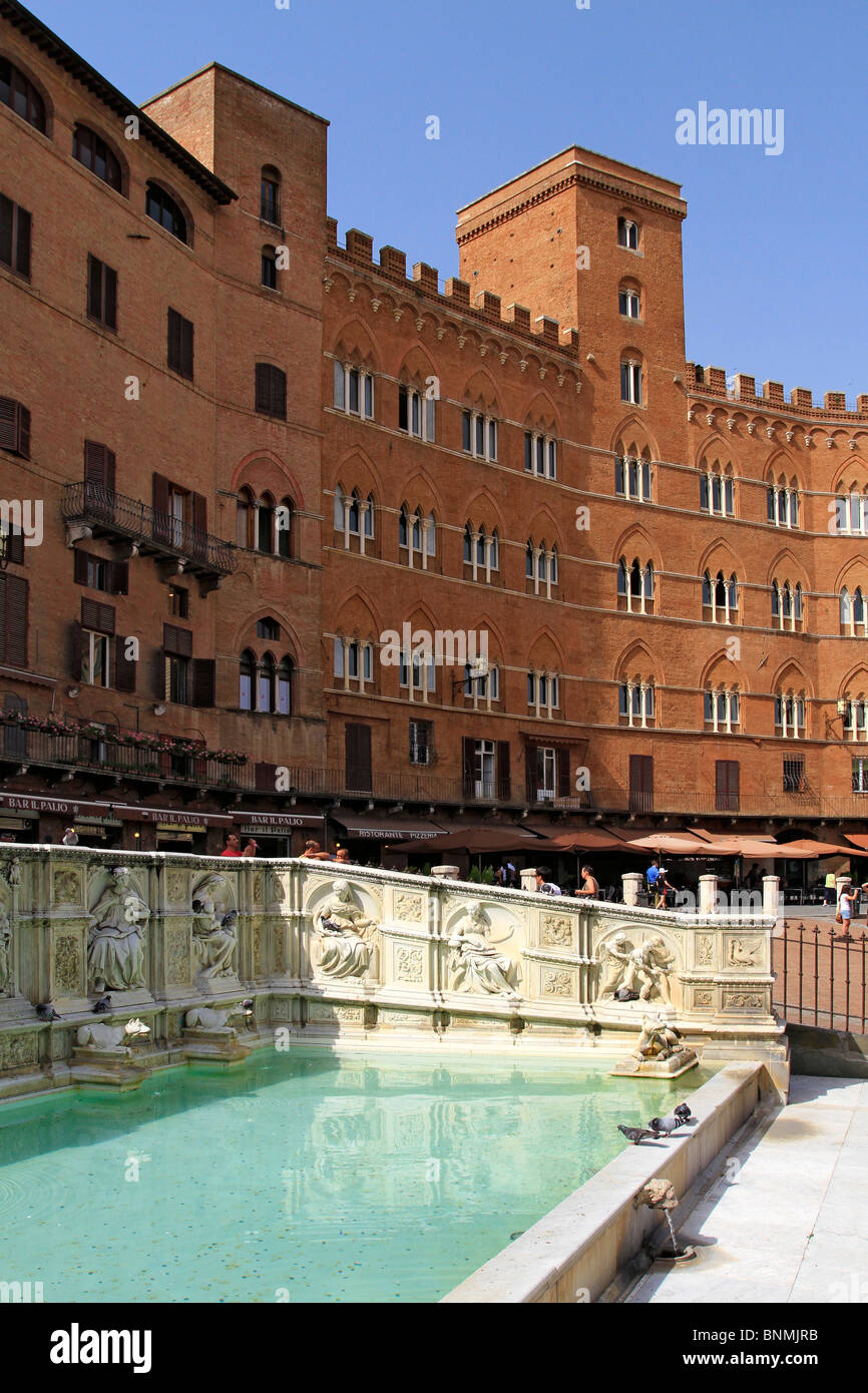 Italy, Tuscany, Fountain, Fonte Gaia in Siena Stock Photo Alamy