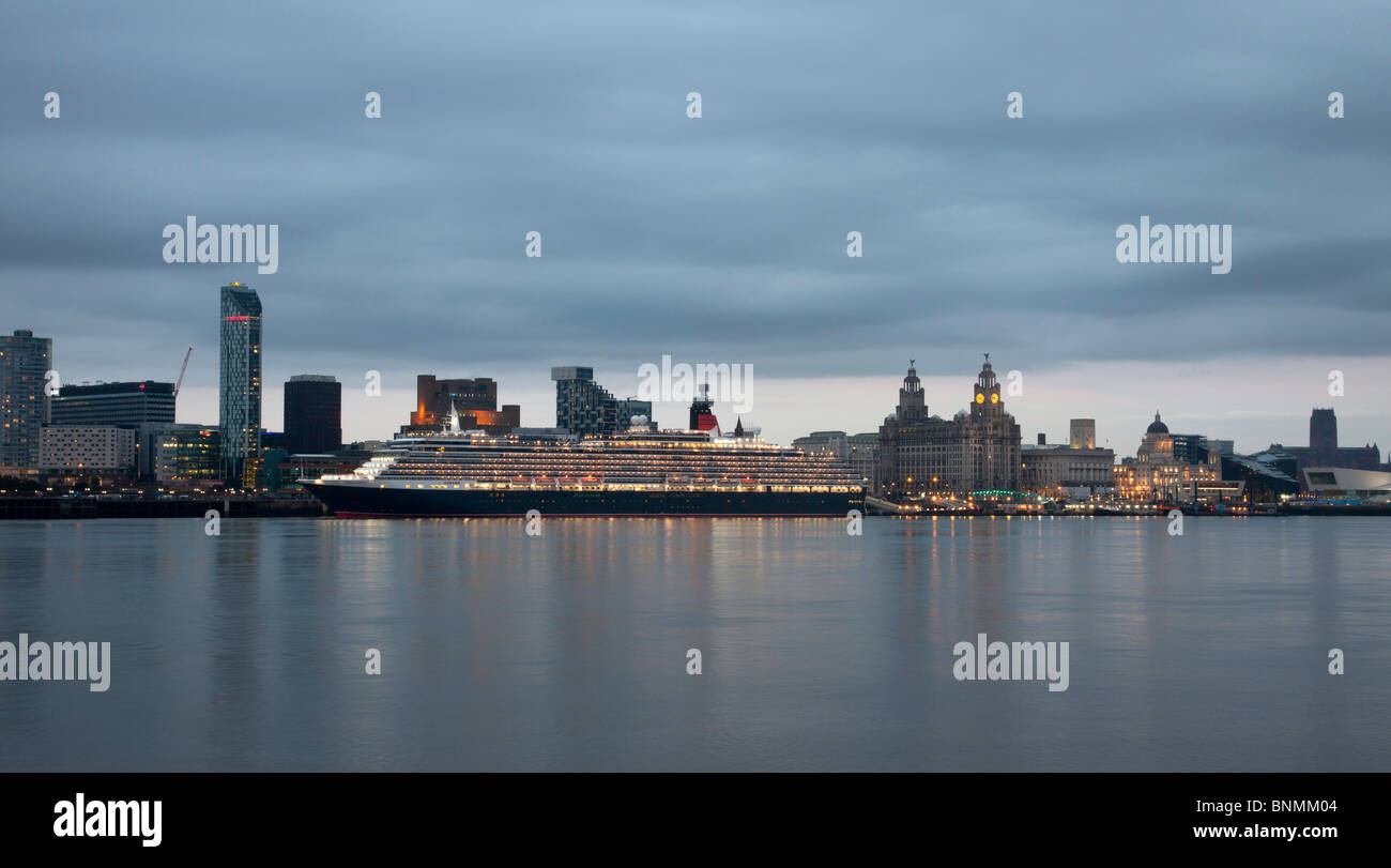 Cunard’s Queen Victoria berthed at Liverpool waterfront Stock Photo