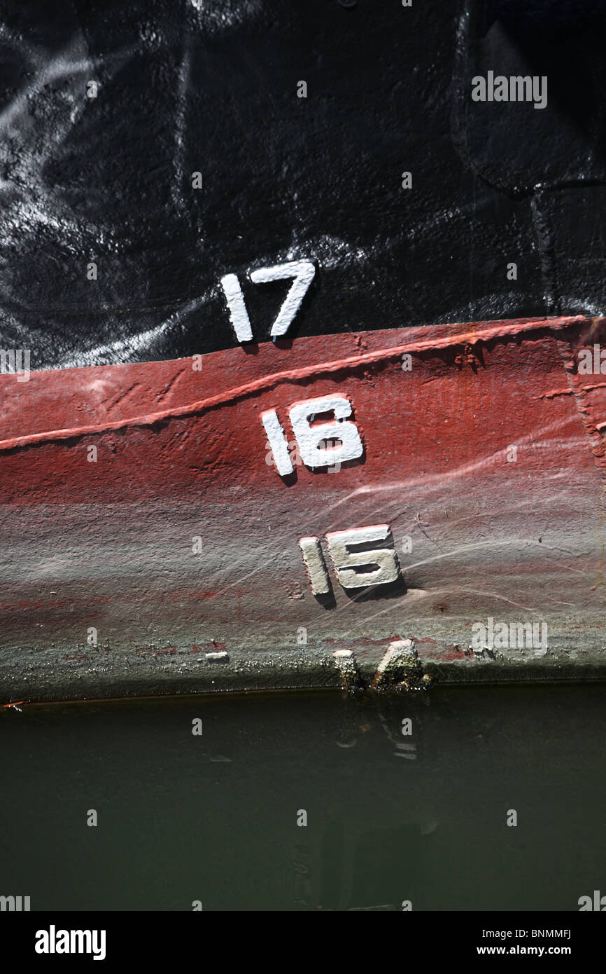 Ship hull depth markings hi-res stock photography and images - Alamy