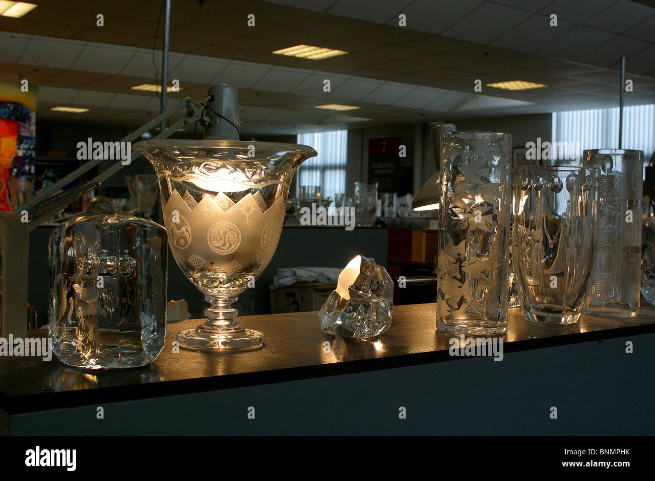 Ireland, Waterford, Waterford Crystal Factory Visitor’s Centre, engraved glassware Stock Photo