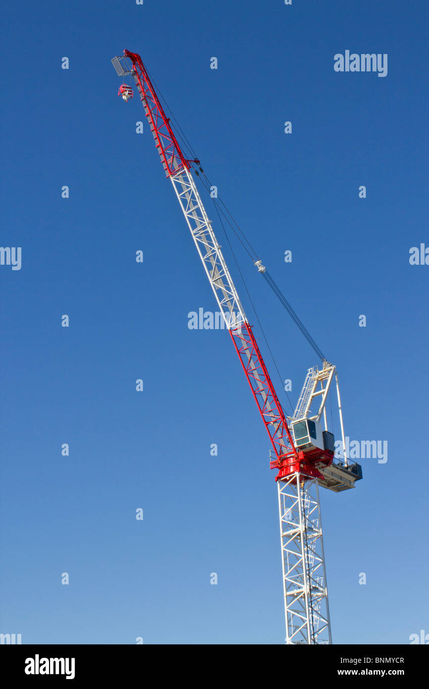 Red construction crane hi-res stock photography and images