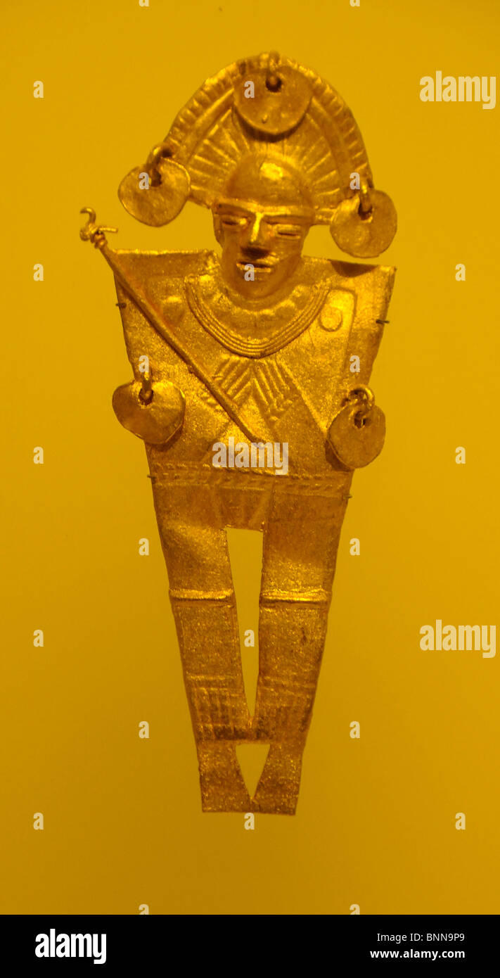 Exhibition pieces Museo del Oro präkolumbianisch Gold Bogota Colombia South America figure hat helmet Stock Photo