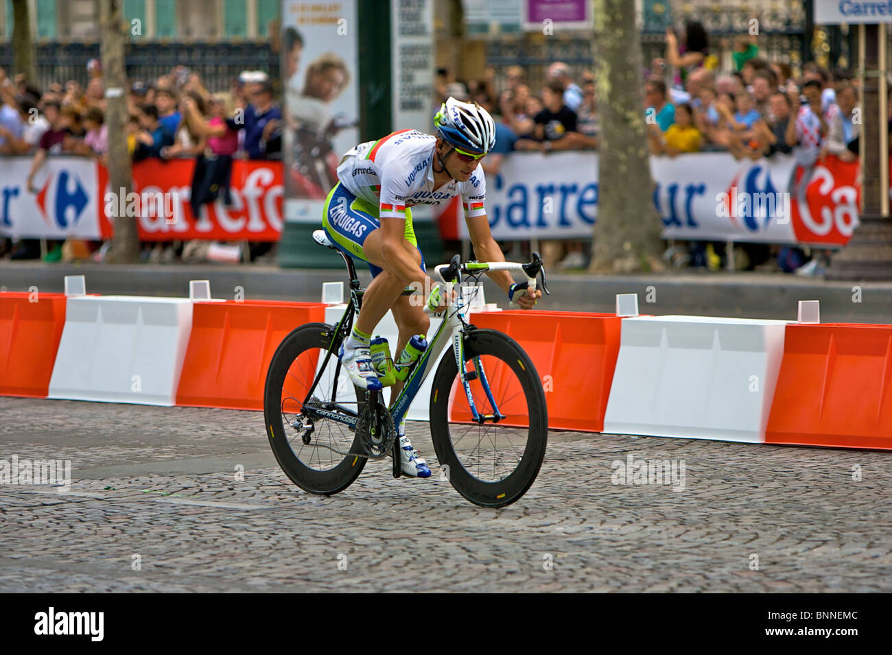 Aleksandr Kuchynski from professional cycling team Liquigas, breaks away from the peleton on the Champs Elysees, Paris on 25th J Stock Photo