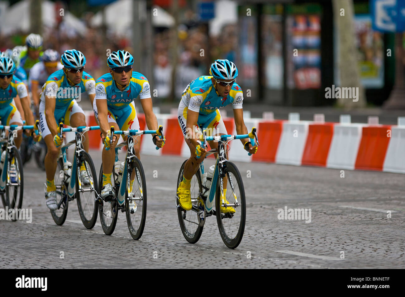 Professional Astana cyclist Daniel Navarro leads his team and the rest of the peleton onto the Champs Elysees, Paris Stock Photo