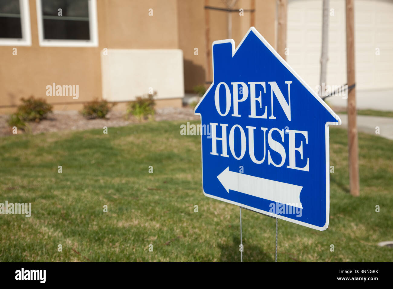 Open house real estate sign hi-res stock photography and images - Alamy