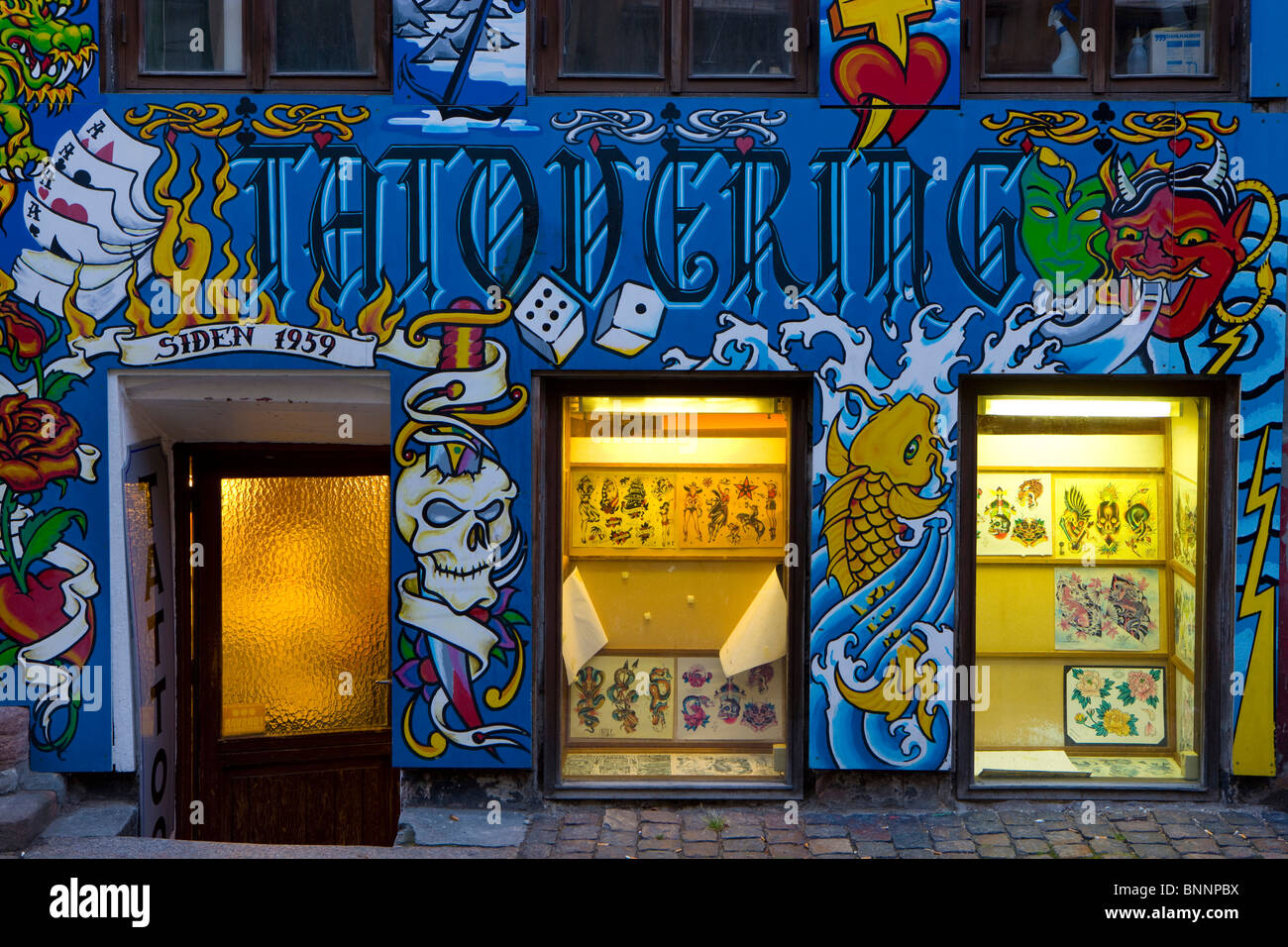 Kobenhavn Copenhagen Nyhavn Denmark Zealand capital harbour port house home  tattoo studio window lighting painting Stock Photo - Alamy