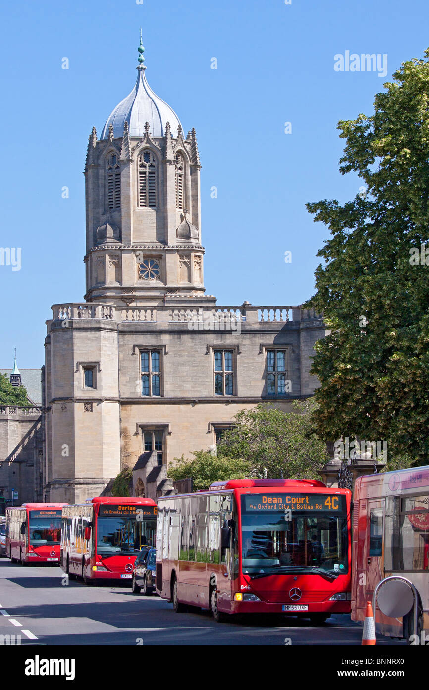 UK Oxford Buses Passing The Tom Tower Stock Photo