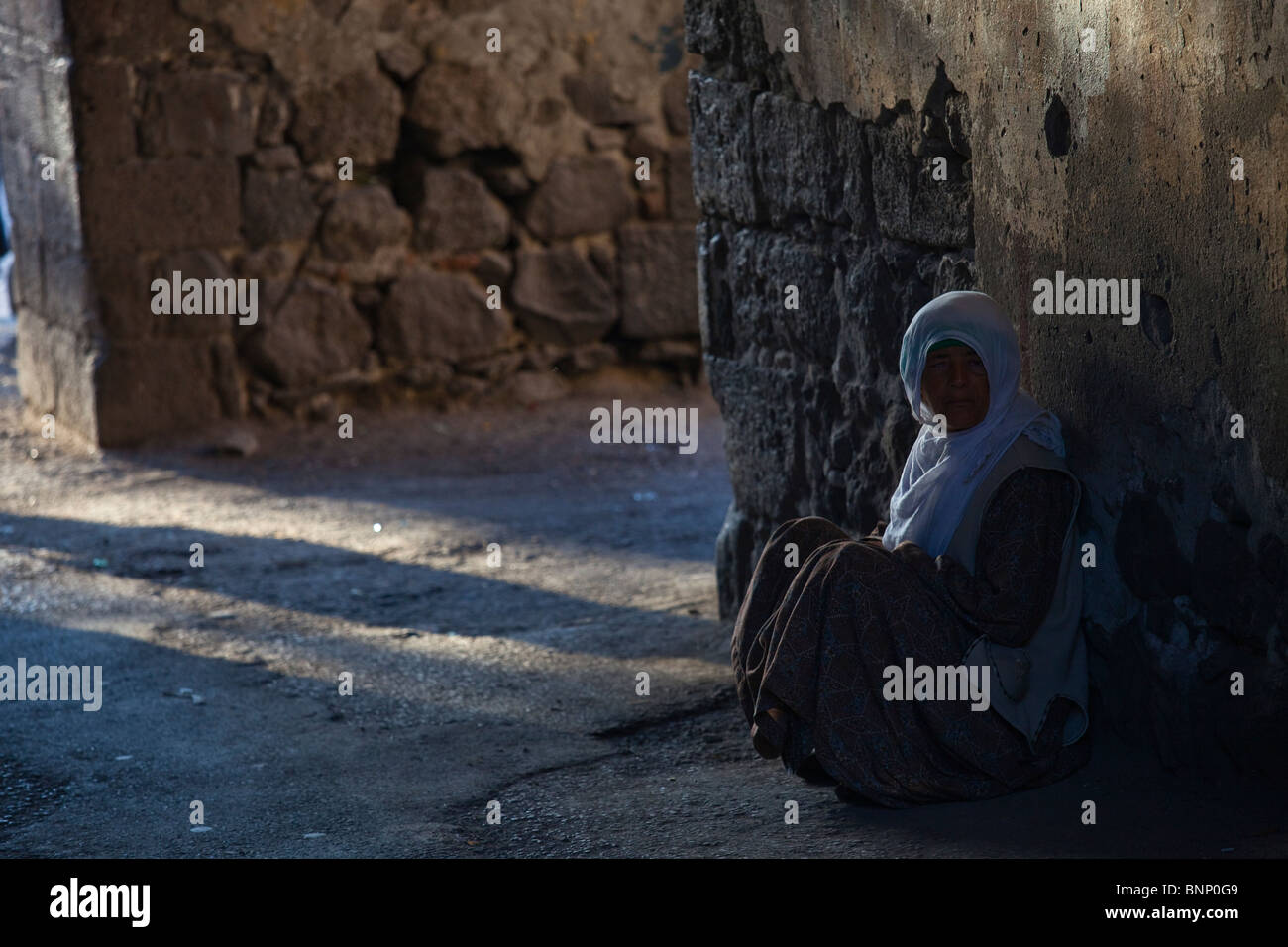 Kurdish woman at the gate to the Citadel in Diyarbakir, Turkey Stock Photo