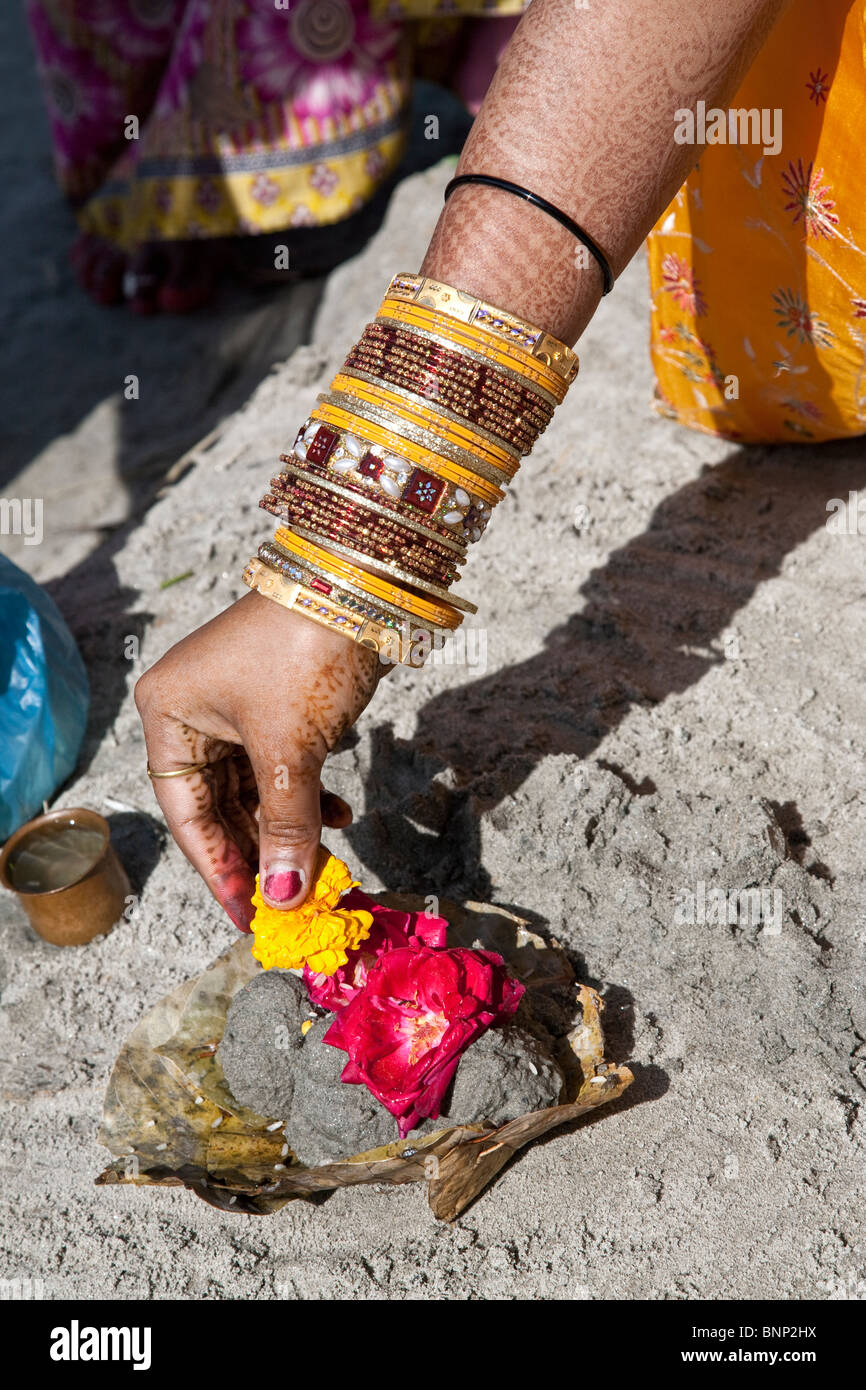 Indian bride making a ritual offering (puja). Ganges river. Allahabad. India Stock Photo