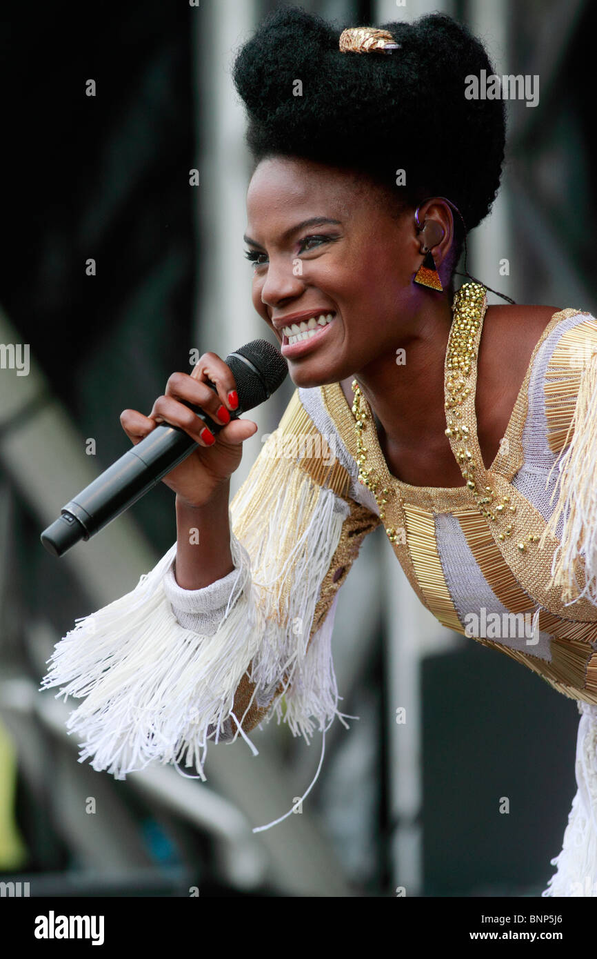 Noisettes Singer And Bassist Shingai Shoniwa The Splendour Festival In Nottingham S Wollaton Park Noisettes Occasionally Written As Noisettes To Mark The Difference In Pronunciation From Noisette A French Cooking Term Noisettes Singer And Bassist Shingai Shoniwa The Splendour Festival In Nottingham S Wollaton Park Noisettes Occasionally Written As Noisettes To Mark The Difference In Pronunciation From Noisette A French Cooking Term