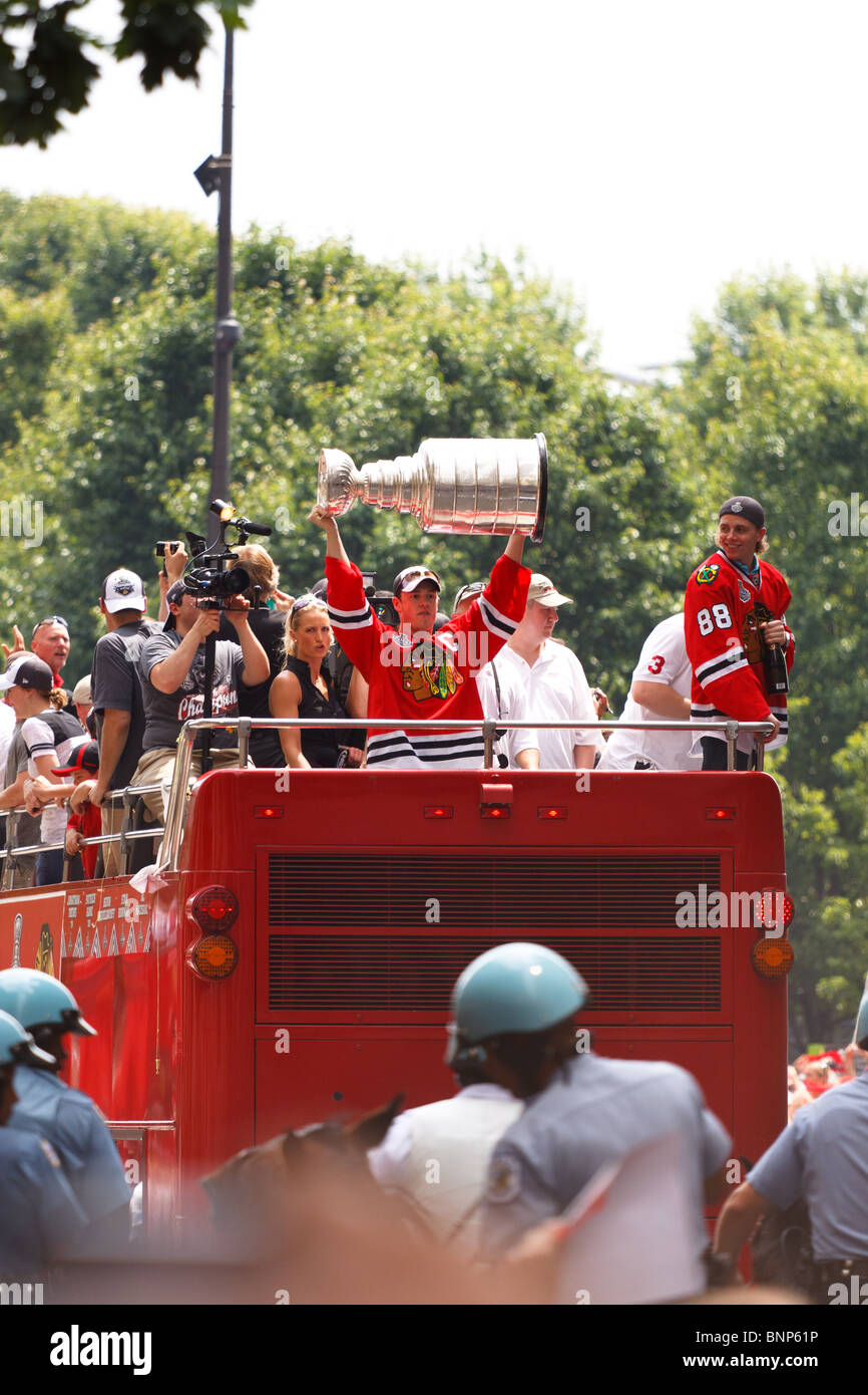 13 Great Places to Eat and Drink Near the Blackhawks Parade and Rally