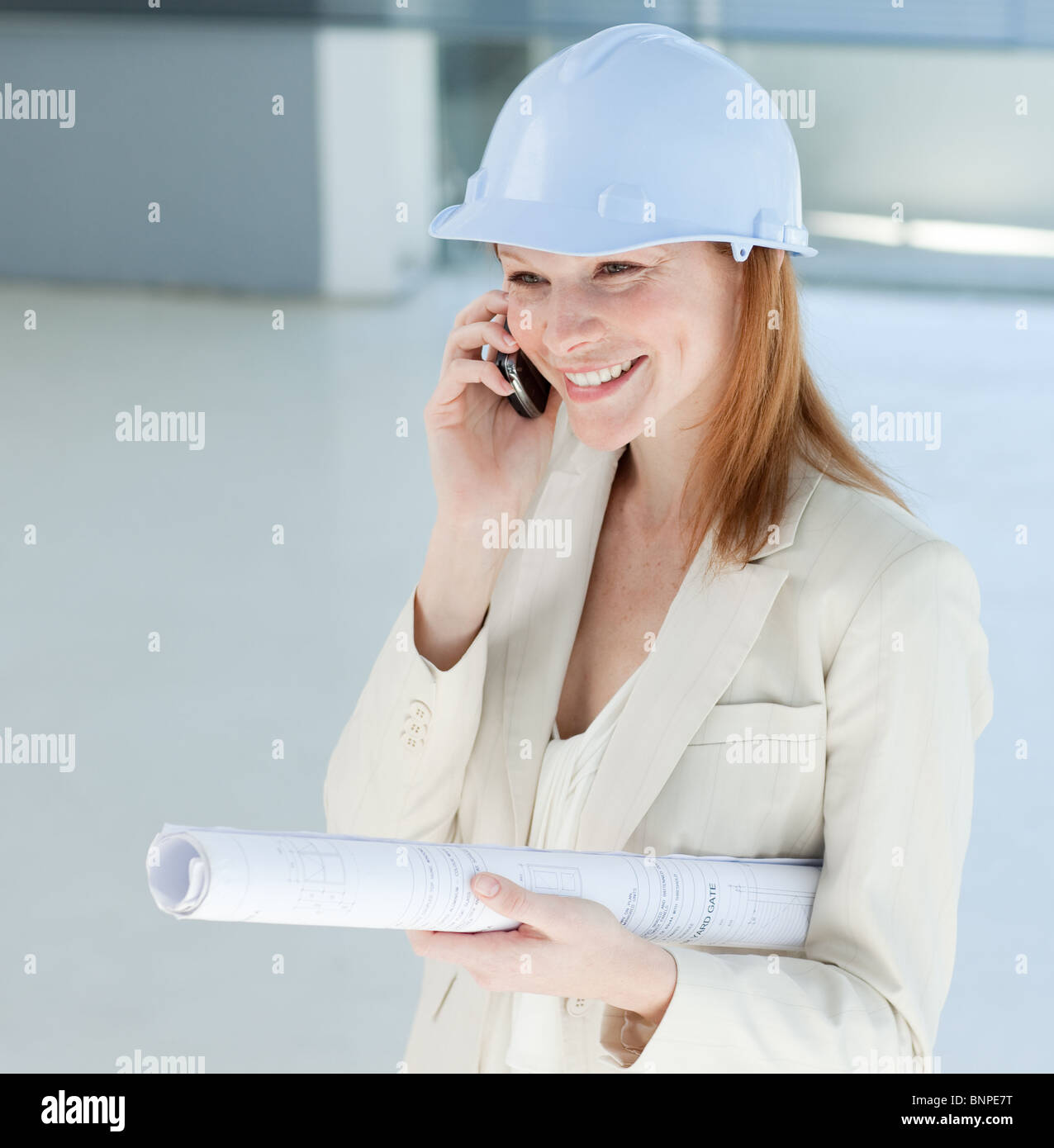 инженер говорит по телефону. компьютерный сервис центр. каска строителя. телефон инженера. инженер сервисного центра.