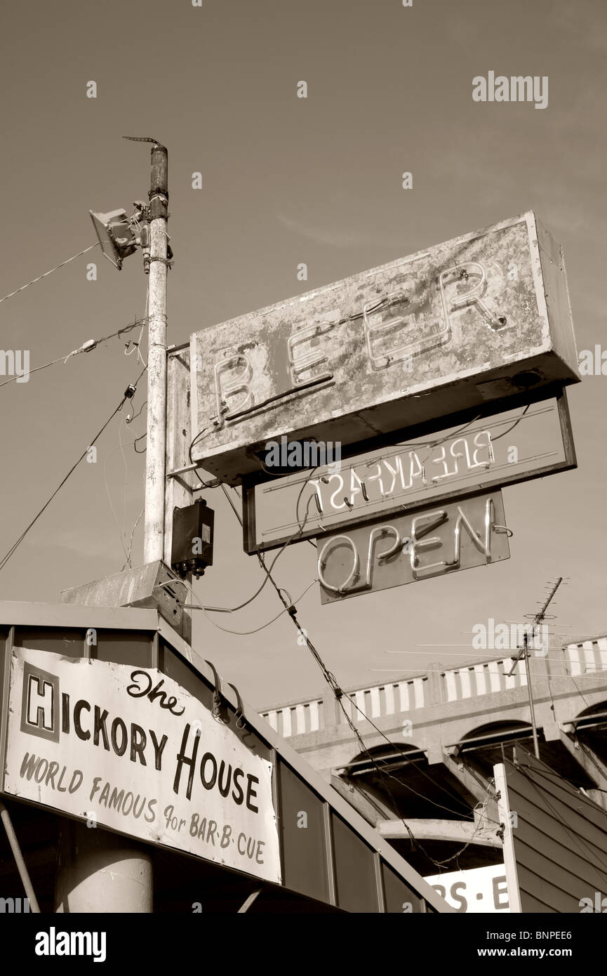 Neon breakfast lunch dinner sign hi-res stock photography and images ...