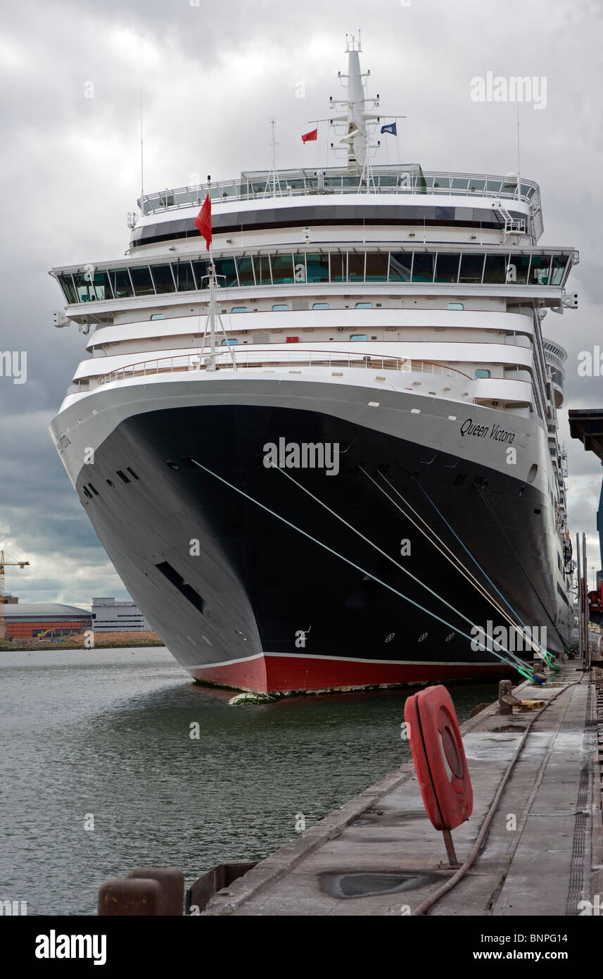 Criuse liner Queen Victoria docked at Belfast Stock Photo Alamy