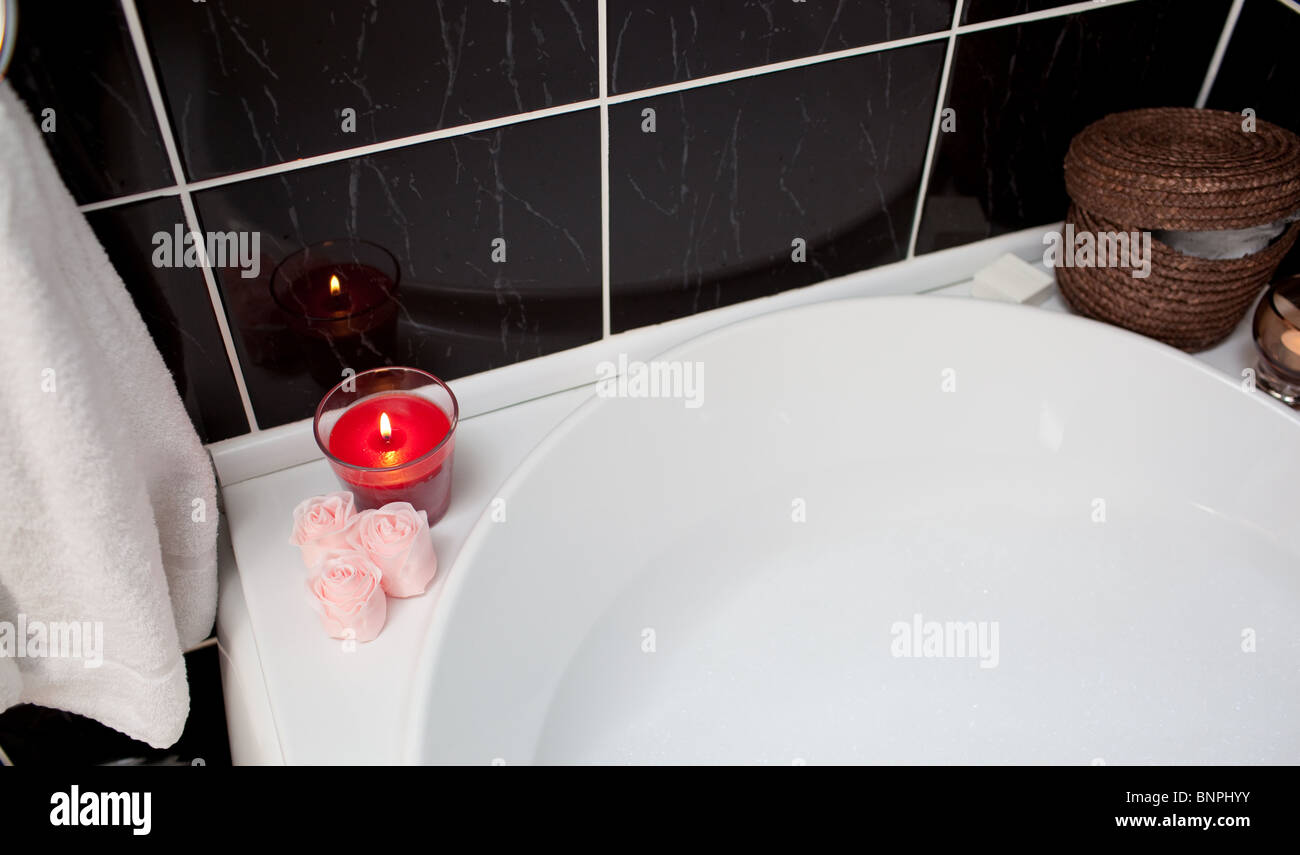https://c8.alamy.com/comp/BNPHYY/bubble-bath-with-candle-and-flowers-BNPHYY.jpg