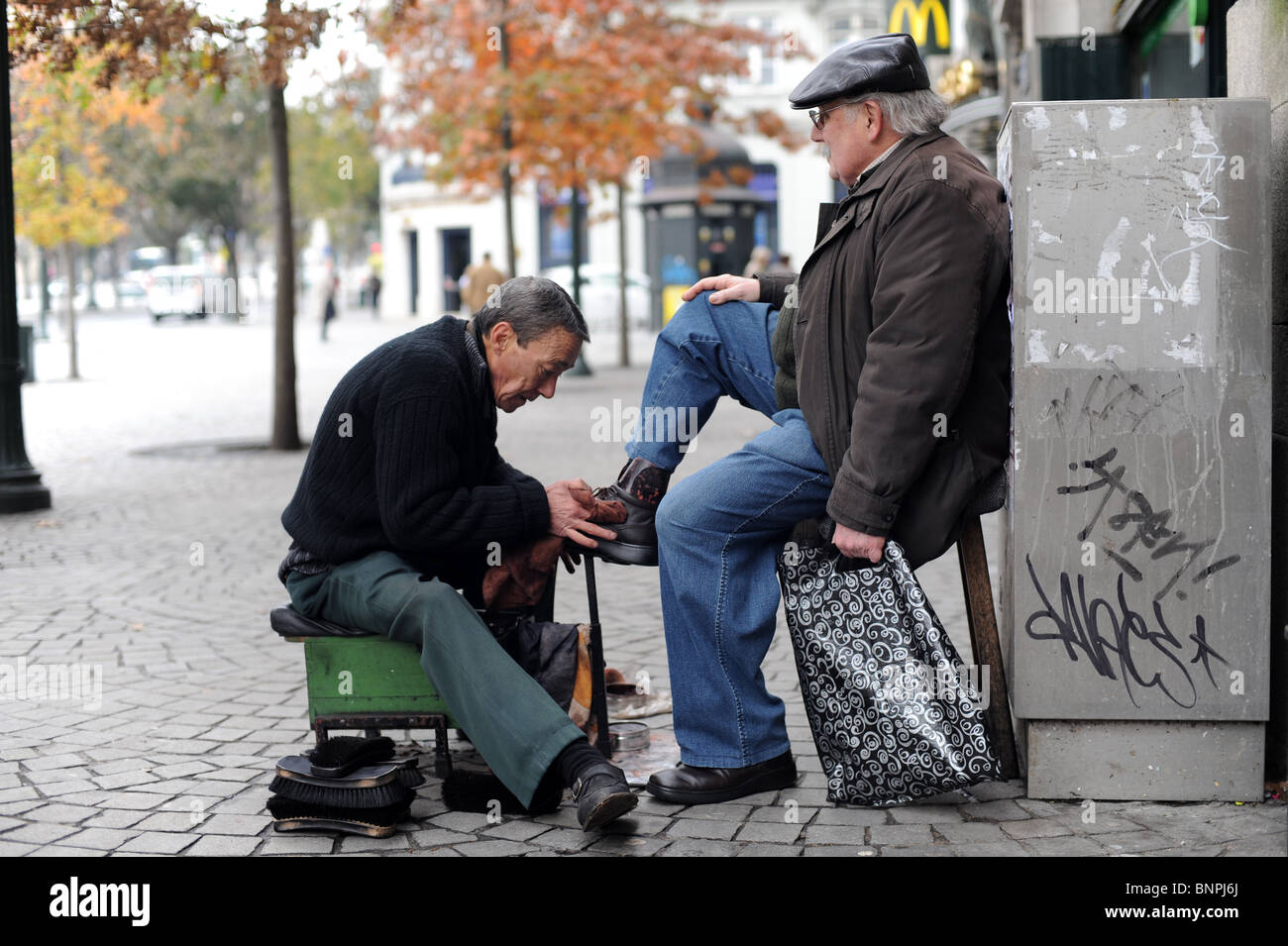 Shoeshiner in Porto,Portugal Stock Photo Alamy