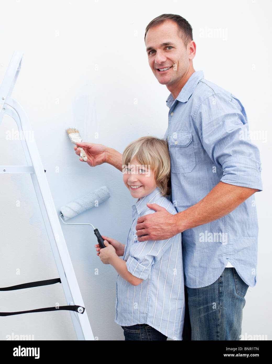 пап открой. мама заглядывает в комнату. с днем отца. человек около двери. стих на день папы.