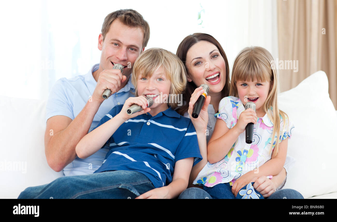 Совместное пение двух и более исполнителей. Подруги поют. Совместное пение двух и более исполнителей. Пение акапелла. Человек поет.