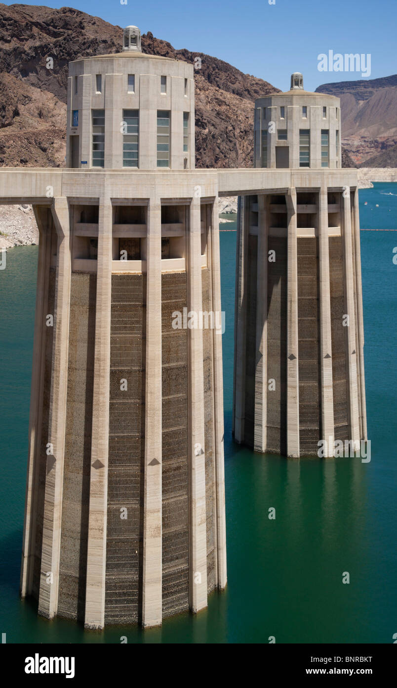 USA Nevada/Arizona border - Hoover Dam on the Colorado River, Lake Mead. Penstock feed towers exposed drought water level 2010. Stock Photo