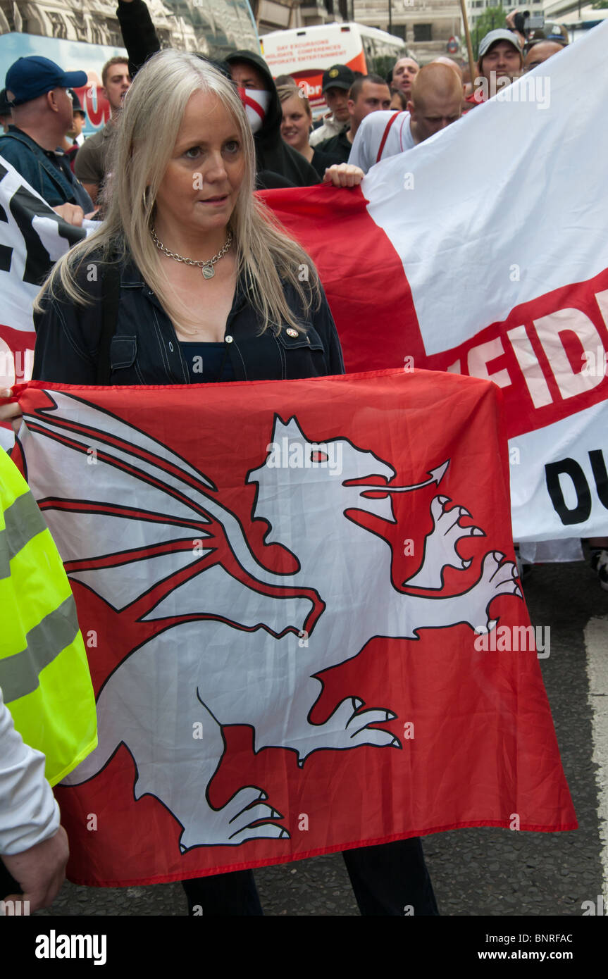 hat Tilbagekaldelse patient Woman with white dragon on red flag at front of English Nationalist  Alliance March, London, 31/07/2010 Stock Photo - Alamy