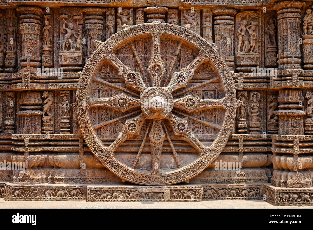 India - Orissa - Konark - sculpted chariot wheels at the Sun Temple Stock Photo