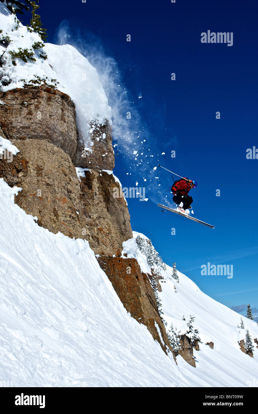 Man skiing off cliff hires stock photography and images Alamy