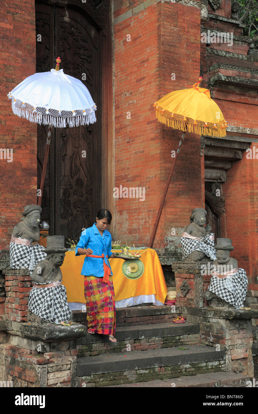 Indonesia, Bali, Semarapura, Semara Pura Palace, Pemedal Agung Gateway, woman with ceremonial offerings Stock Photo
