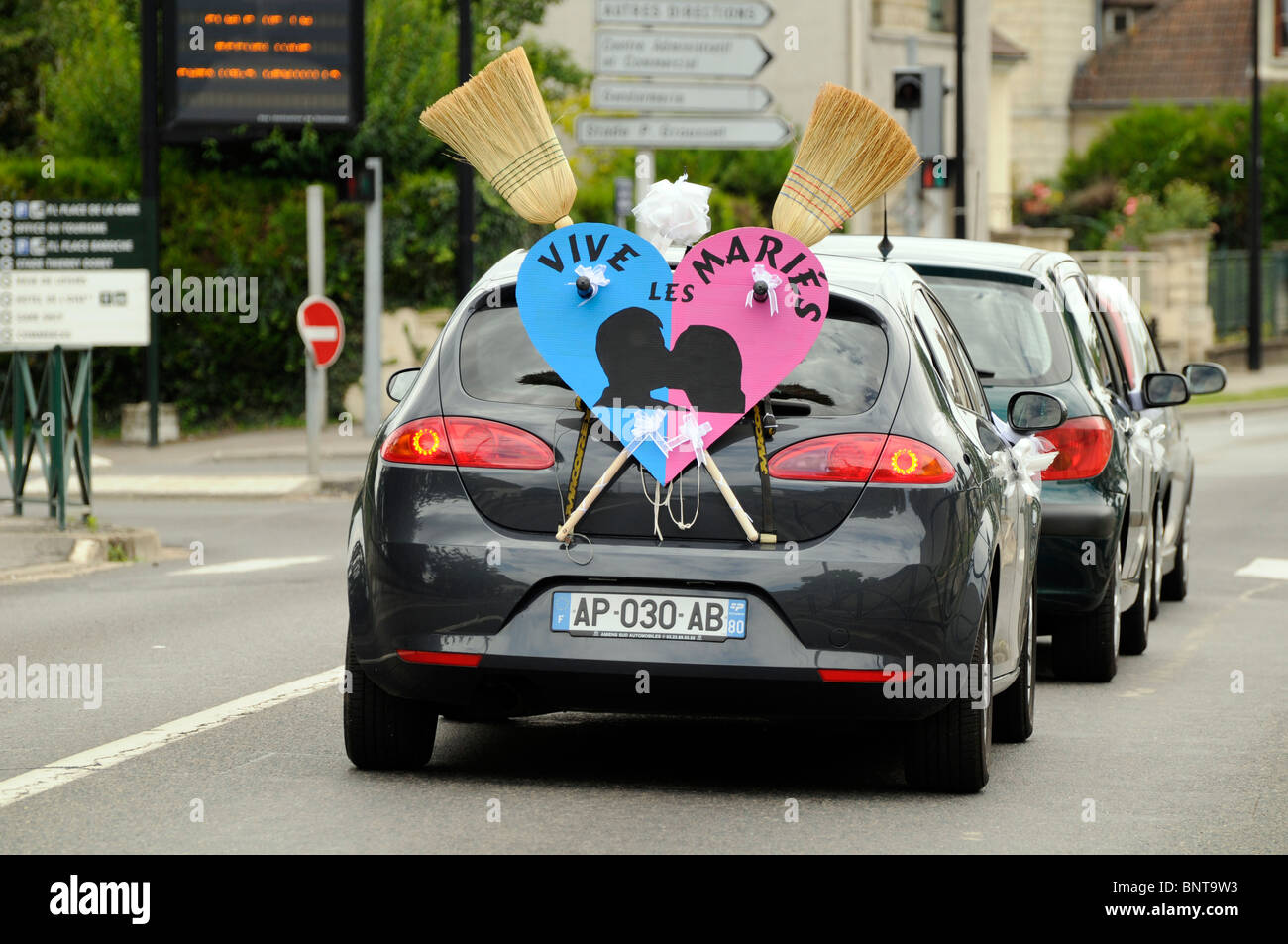 French just married sign on back of car. Stock Photo