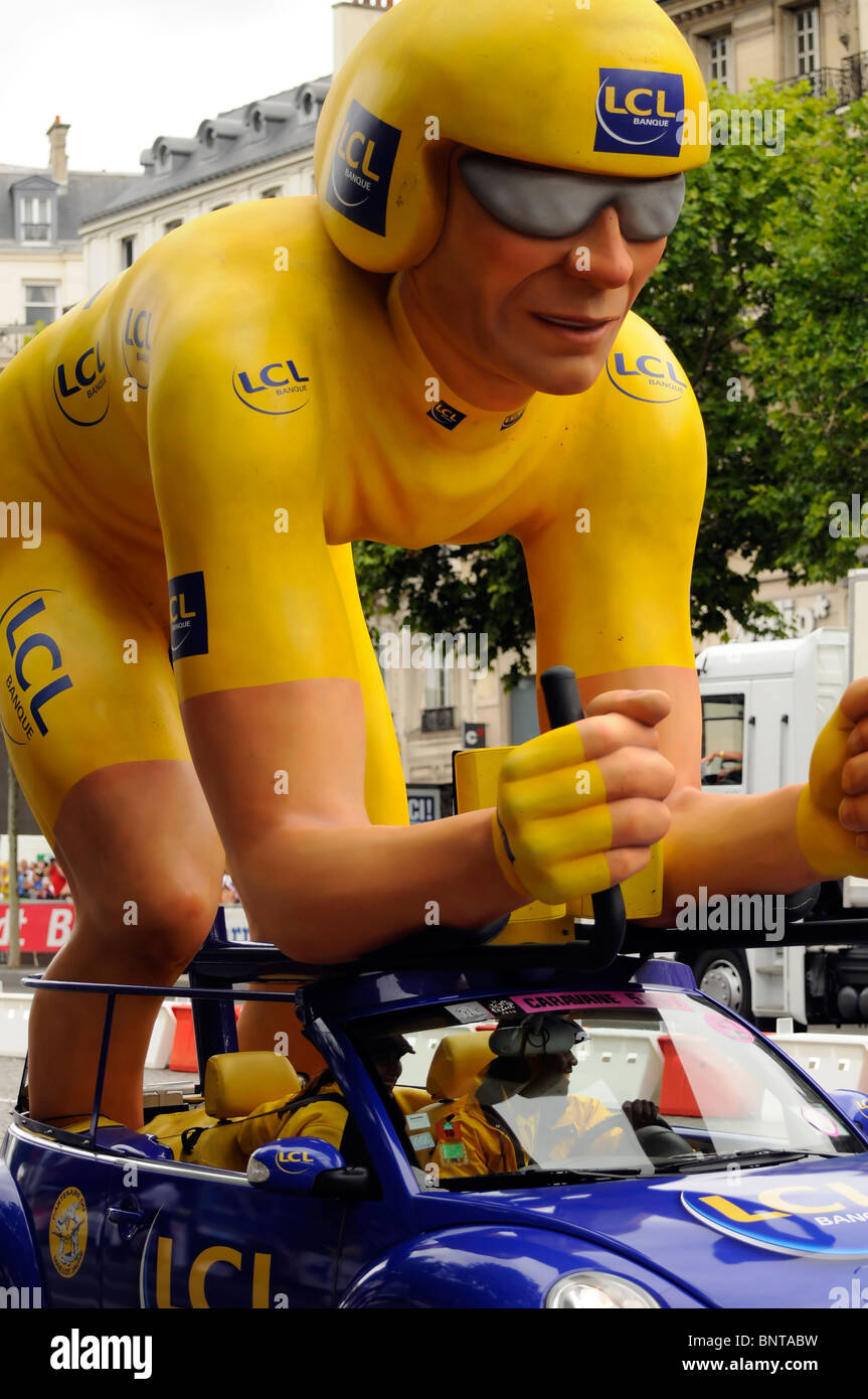 LCL (Le Crédit Lyonnais) yellow jersey sponsor, Tour de France publicity caravan cavalcade, Champs Élysées, Paris Stock Photo
