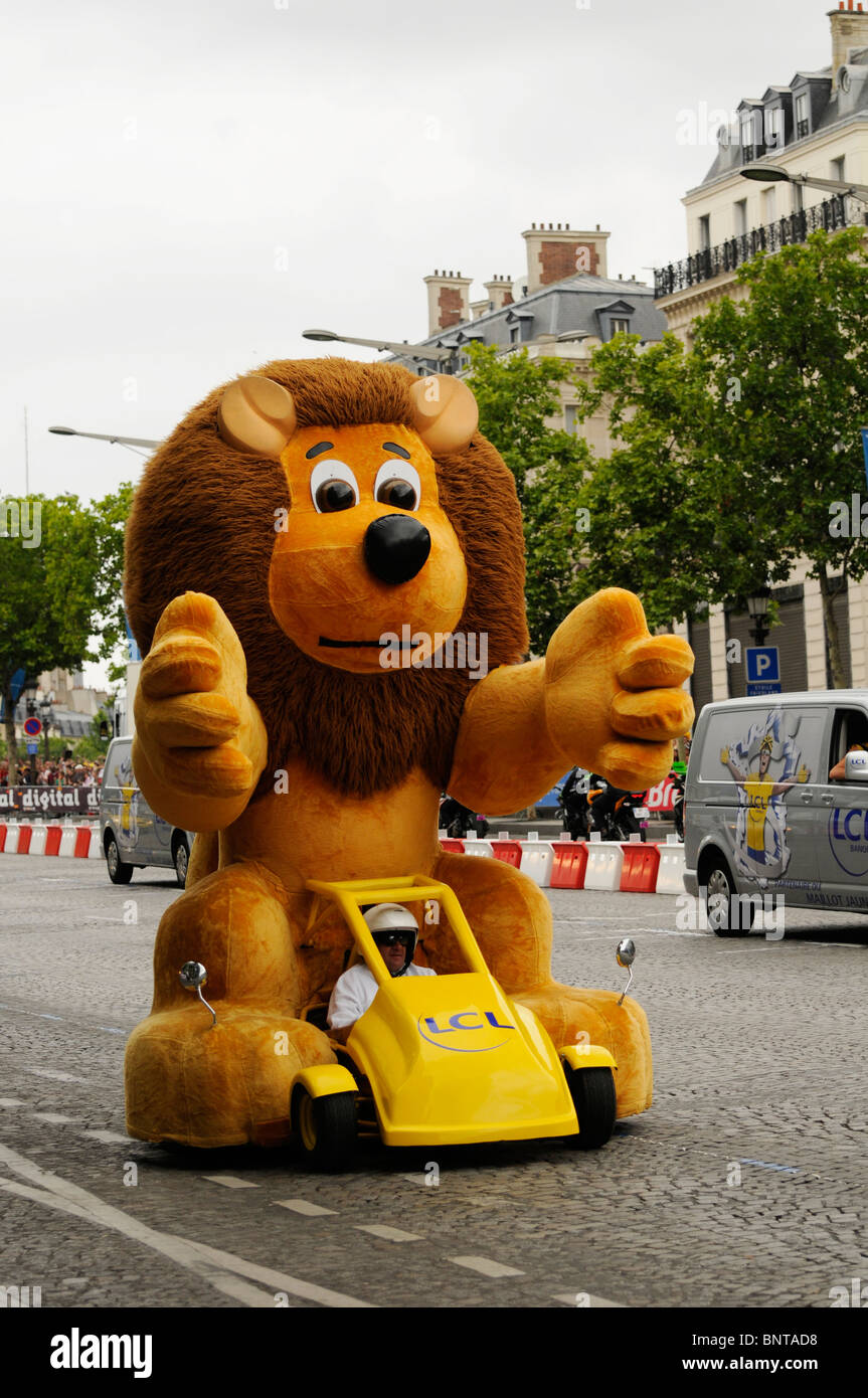 LCL (Le Crédit Lyonnais) lion vehicle Tour de France publicity caravan cavalcade, Champs Élysées, Paris Stock Photo