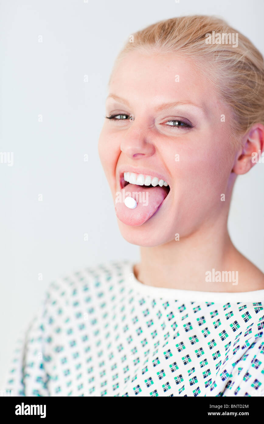 Девушка плюется. Tongue девочка. In her mouth. Brunette woman holding ice cube on her face. Девушки с широко открытым ртом.