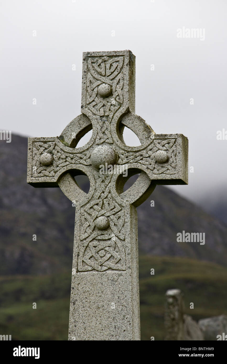 Celtic Cross Gravestone at Cill Chriosd Graveyard, Suardal, Broadford, Isle of Skye with misty slopes of Beinn Dearg behind. Stock Photo