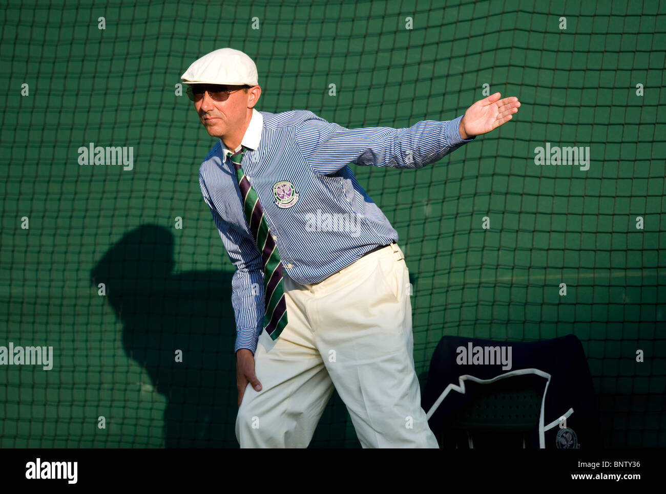 Line judge on court 1 in action during the Wimbledon Tennis Championships  2010 Stock Photo - Alamy