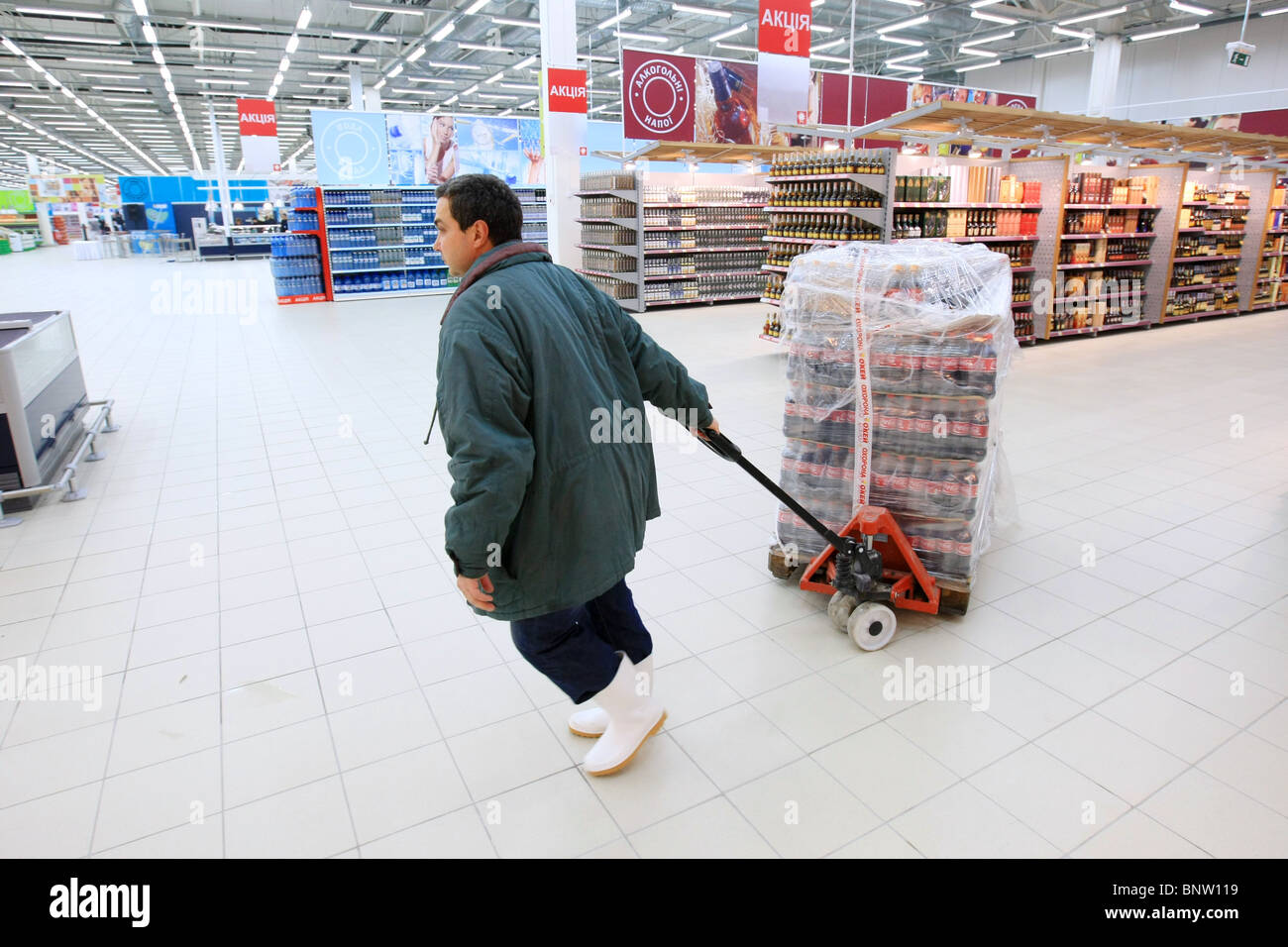 Worker in supermarket Stock Photo Alamy