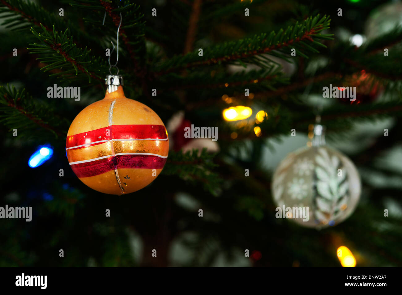Boule De Noël Ancienne En Verre Jaune - Décorations De Fête Vintage, Soufflée à La Main