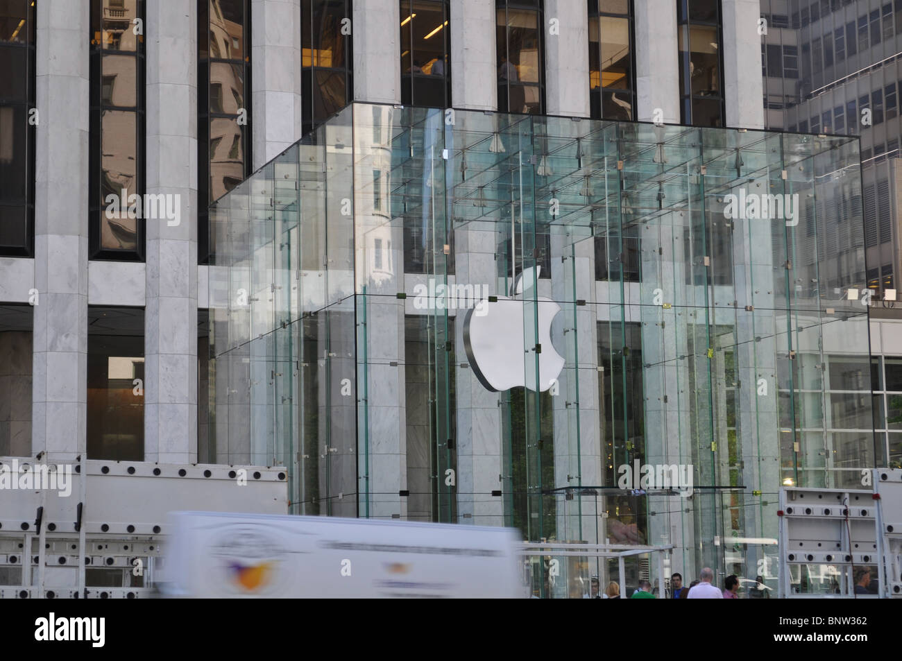 Apple Mac Store New York Fifth Avenue New York Stock Photo Alamy