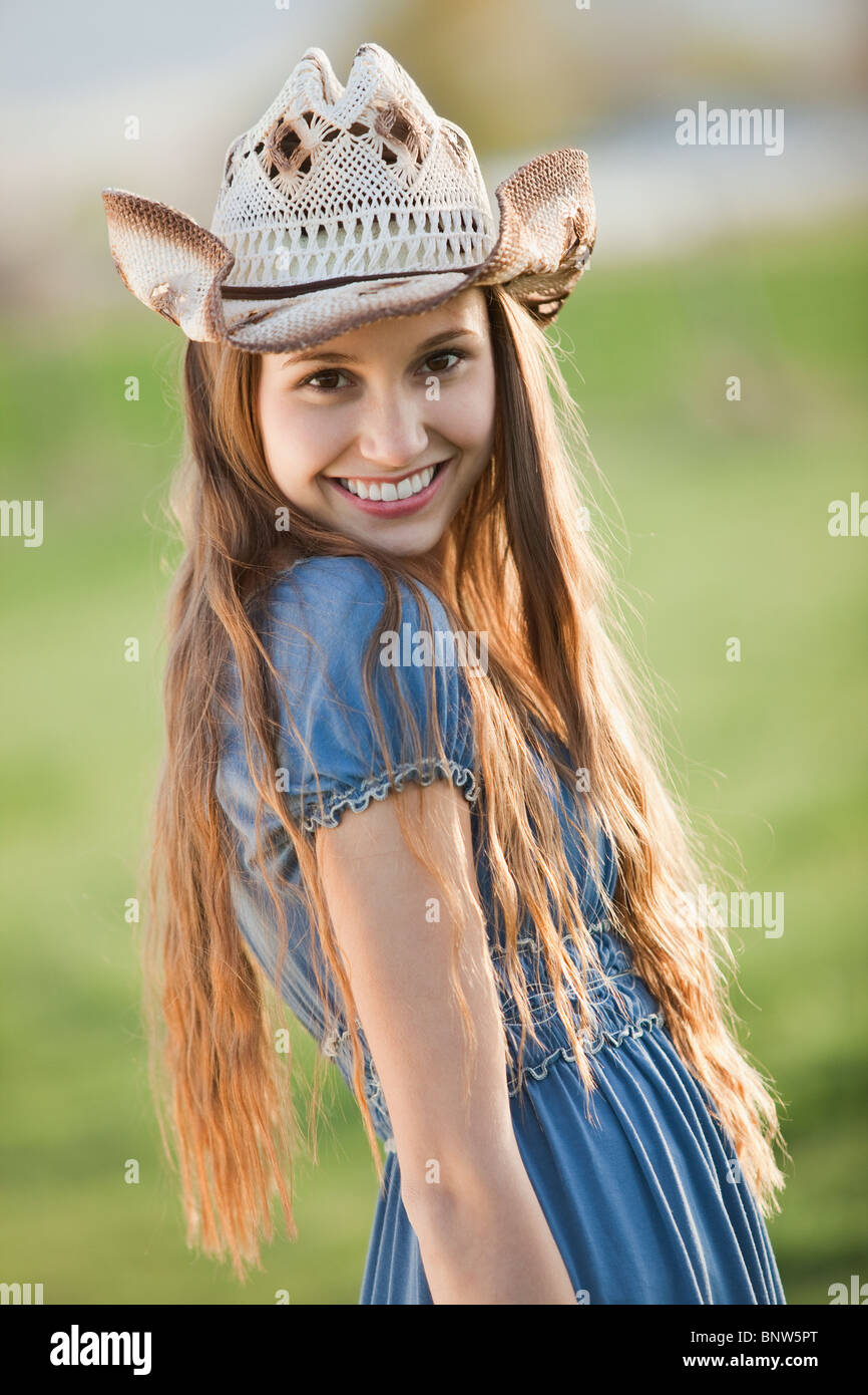 Bambina in cowboy o cowgirl vestito con mano sollevata a hat su sfondo  colorato Foto stock - Alamy