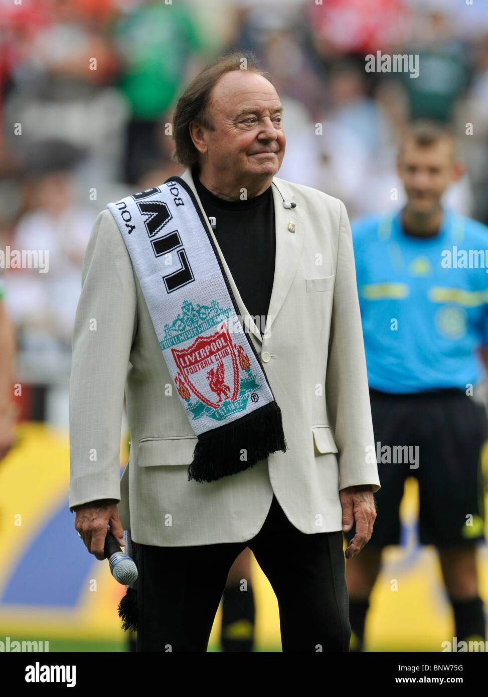Borussia Park Moenchengladbach Germany, 01.08.2010, Football: Gerry MARSDEN, of  Gerry and the Pacemakers sings Liverpool FC Anthem 'You'll Never Walk Alone' before pre-season friendly match Moenchengladbach vs Liverpool Stock Photo
