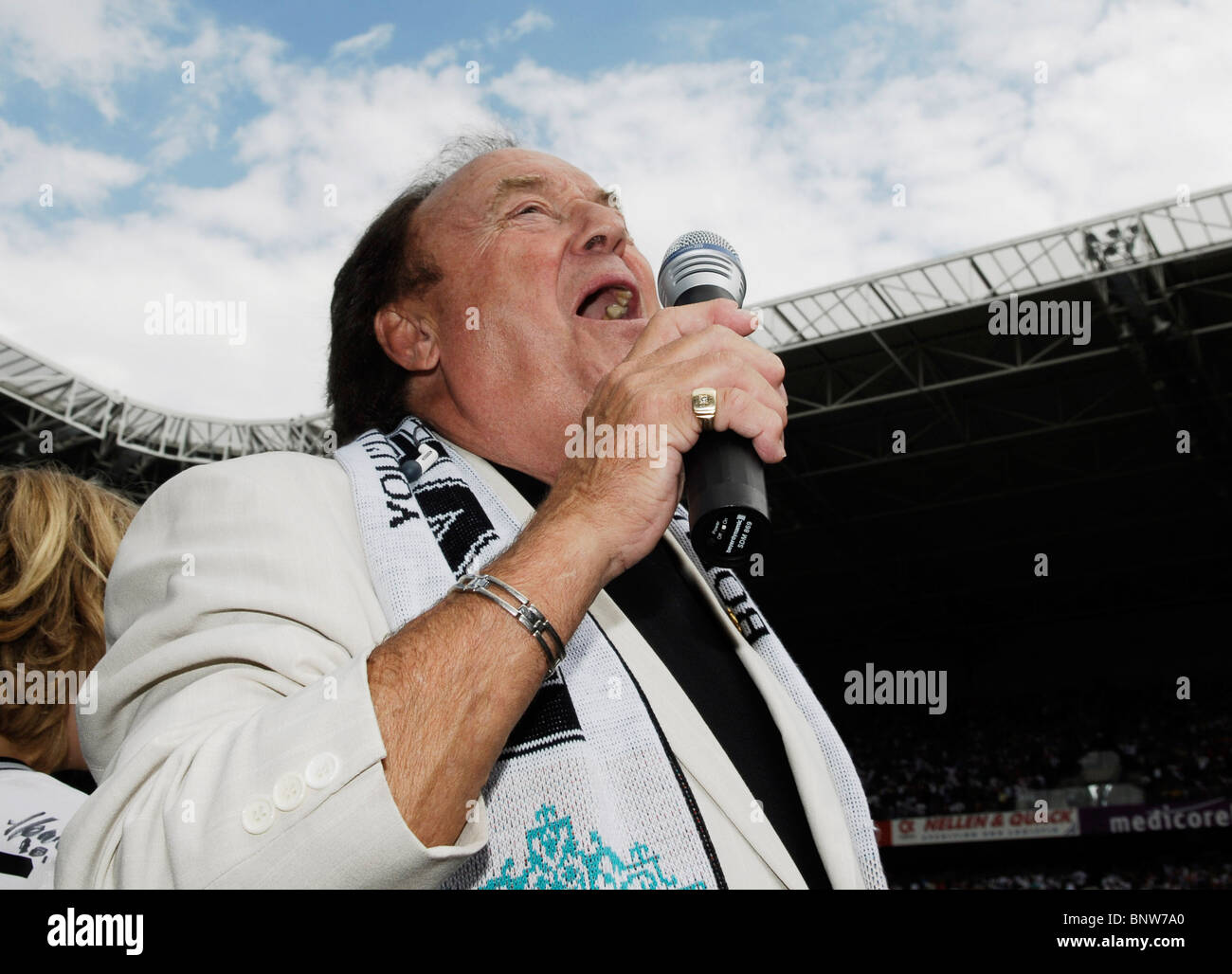 Borussia Park Moenchengladbach Germany, 01.08.2010, Football: Gerry MARSDEN, of  Gerry and the Pacemakers sings Liverpool FC Anthem 'You'll Never Walk Alone' before pre-season friendly match Moenchengladbach vs Liverpool Stock Photo