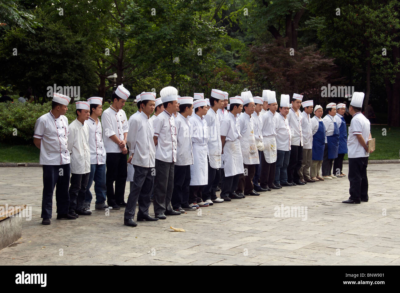 Master chef lecturing student chefs Kunming China Stock Photo