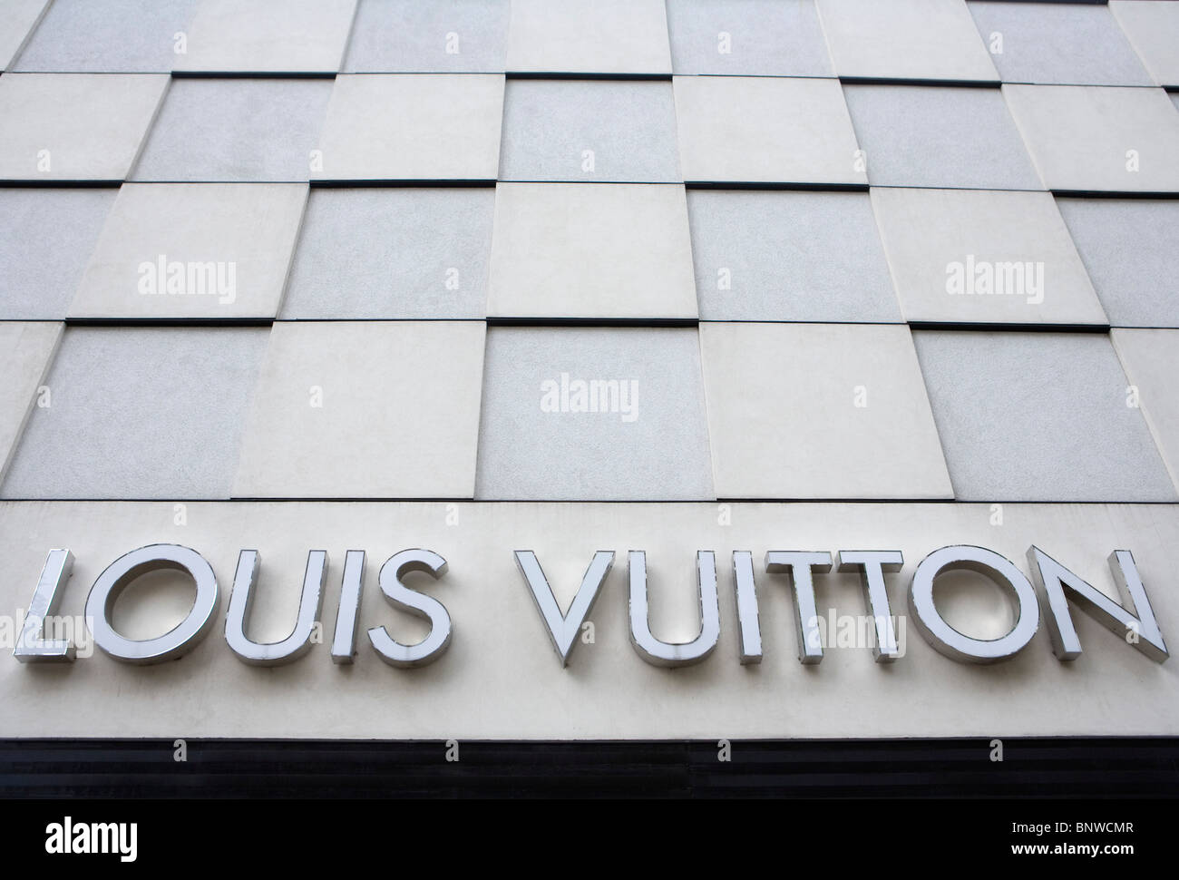 Louis Vuitton store – Stock Editorial Photo © teamtime #124426216