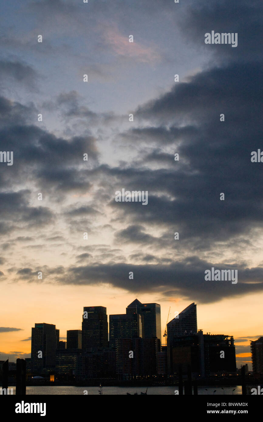 Canary wharf silhouette sunset hi-res stock photography and images - Alamy
